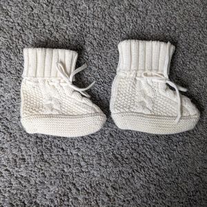 EUC Ralph Lauren cream knit baby booties